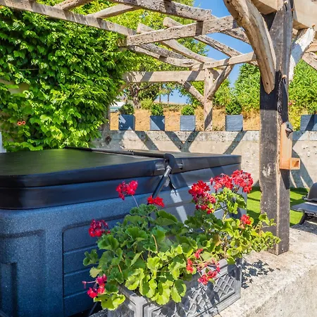Apartment Carmagnac - Luxury Romantic With Hot Tub In The Charente Vaux-Lavalette