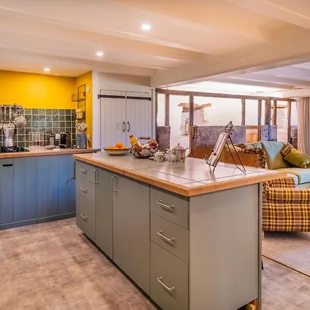 Carmagnac Cowshed * Vaux-Lavalette