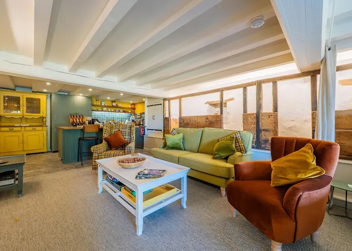 Carmagnac Cowshed * Vaux-Lavalette