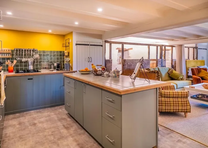 Carmagnac Cowshed * Vaux-Lavalette